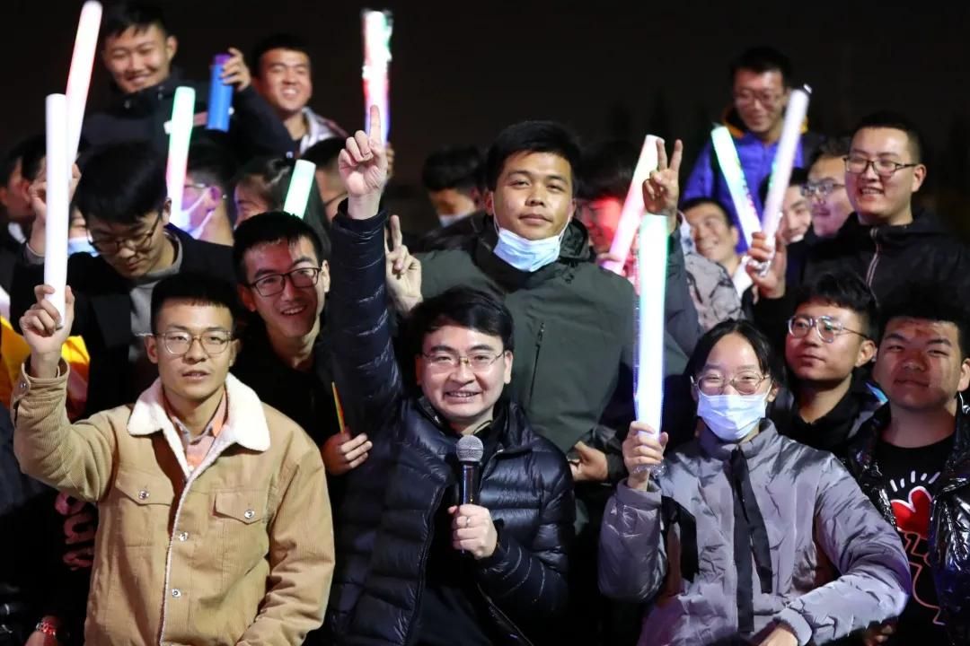 文都名師何凱文走進礦大銀川學院 近萬名考生共享英語盛宴