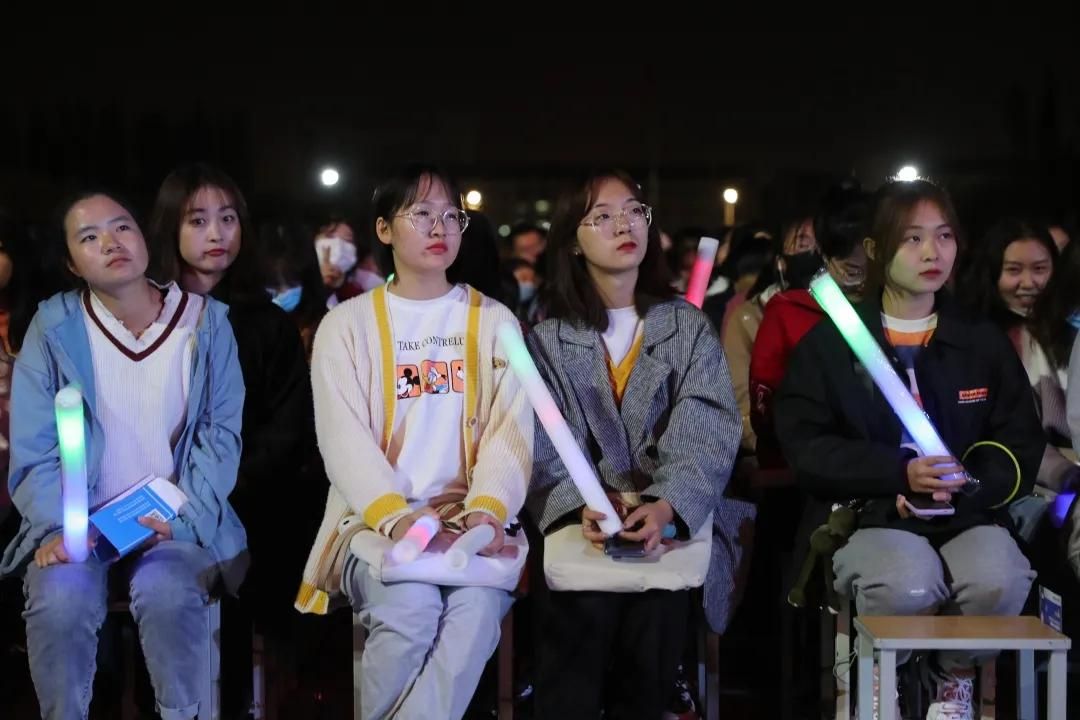 文都名師何凱文走進礦大銀川學院 近萬名考生共享英語盛宴