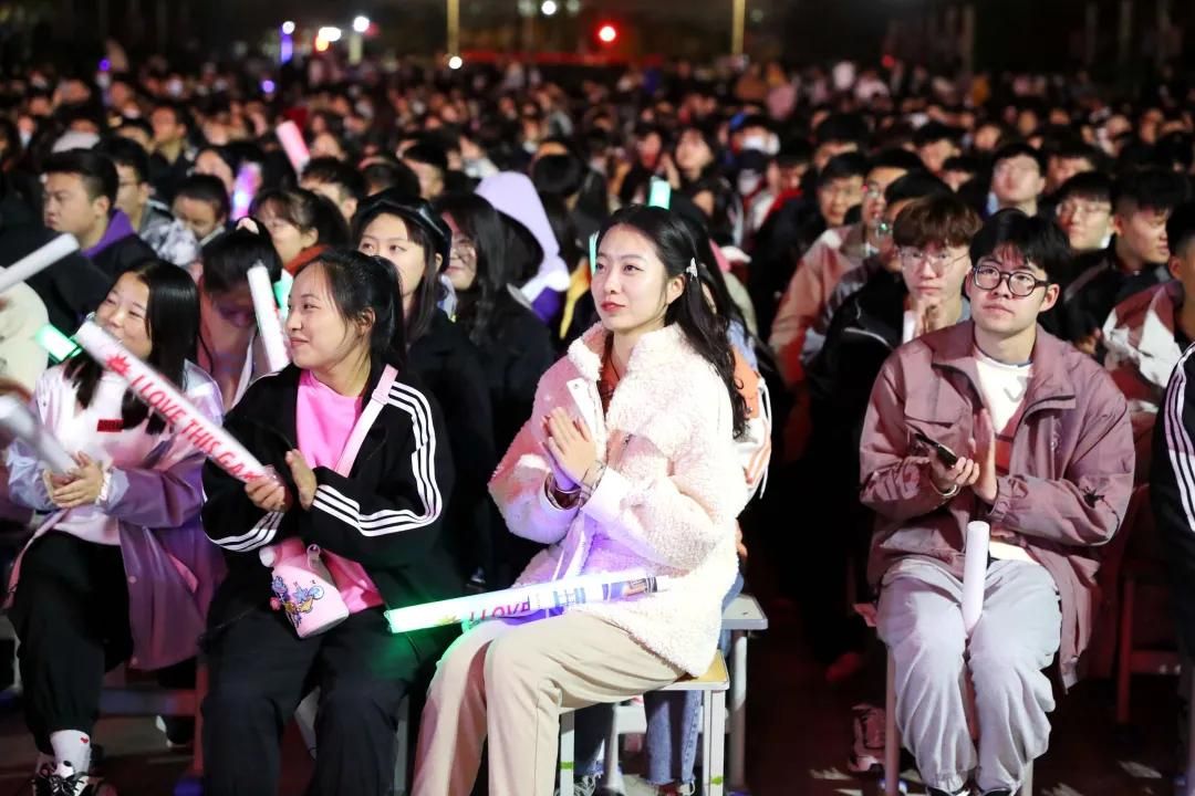 文都名師何凱文走進礦大銀川學院 近萬名考生共享英語盛宴